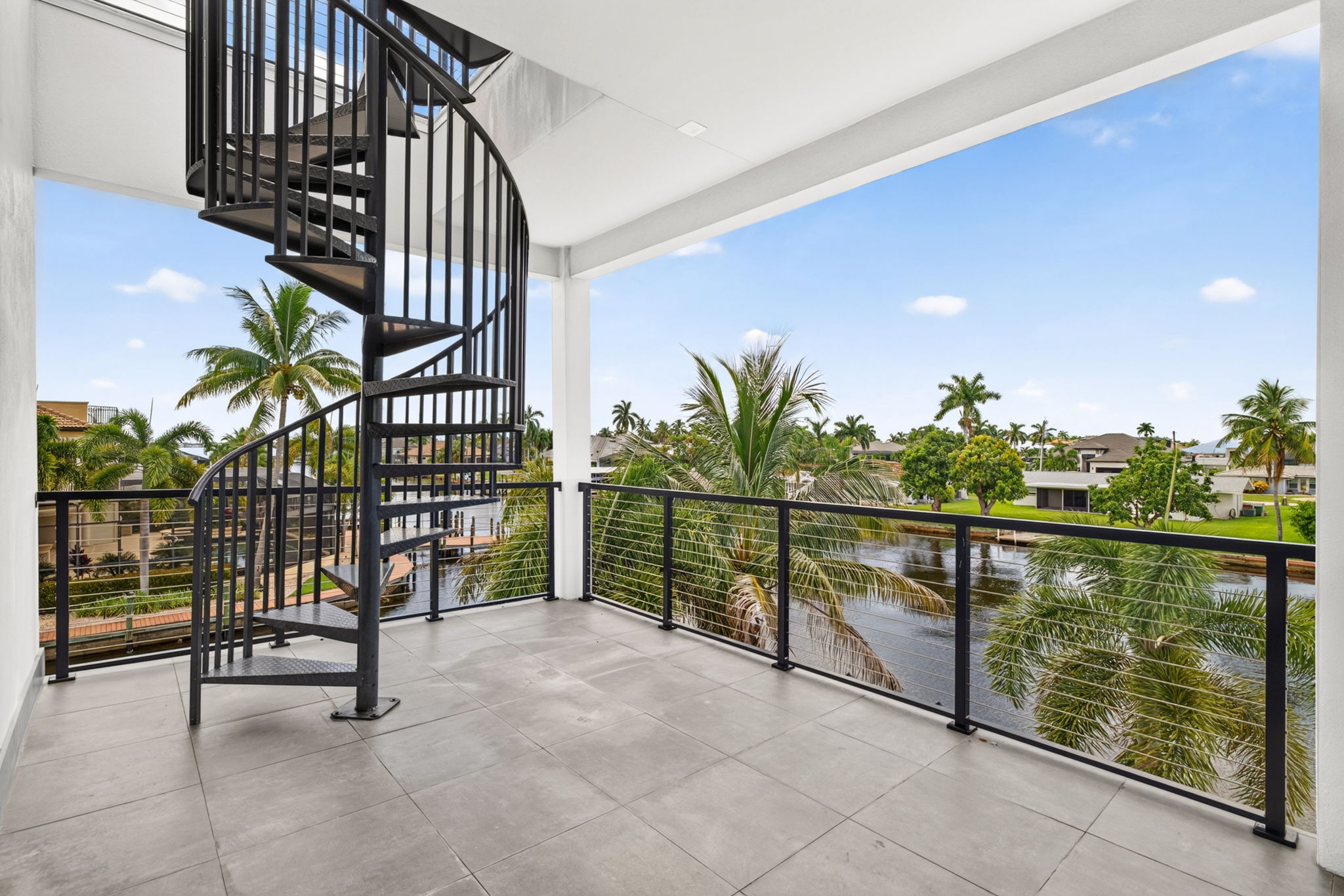 Balcony 2 of 4