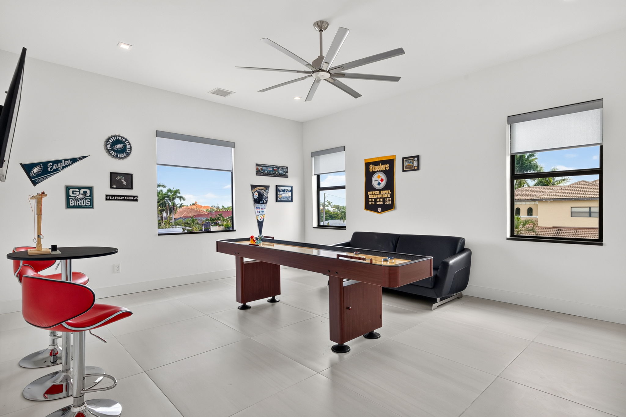 Family Room 1 of 3