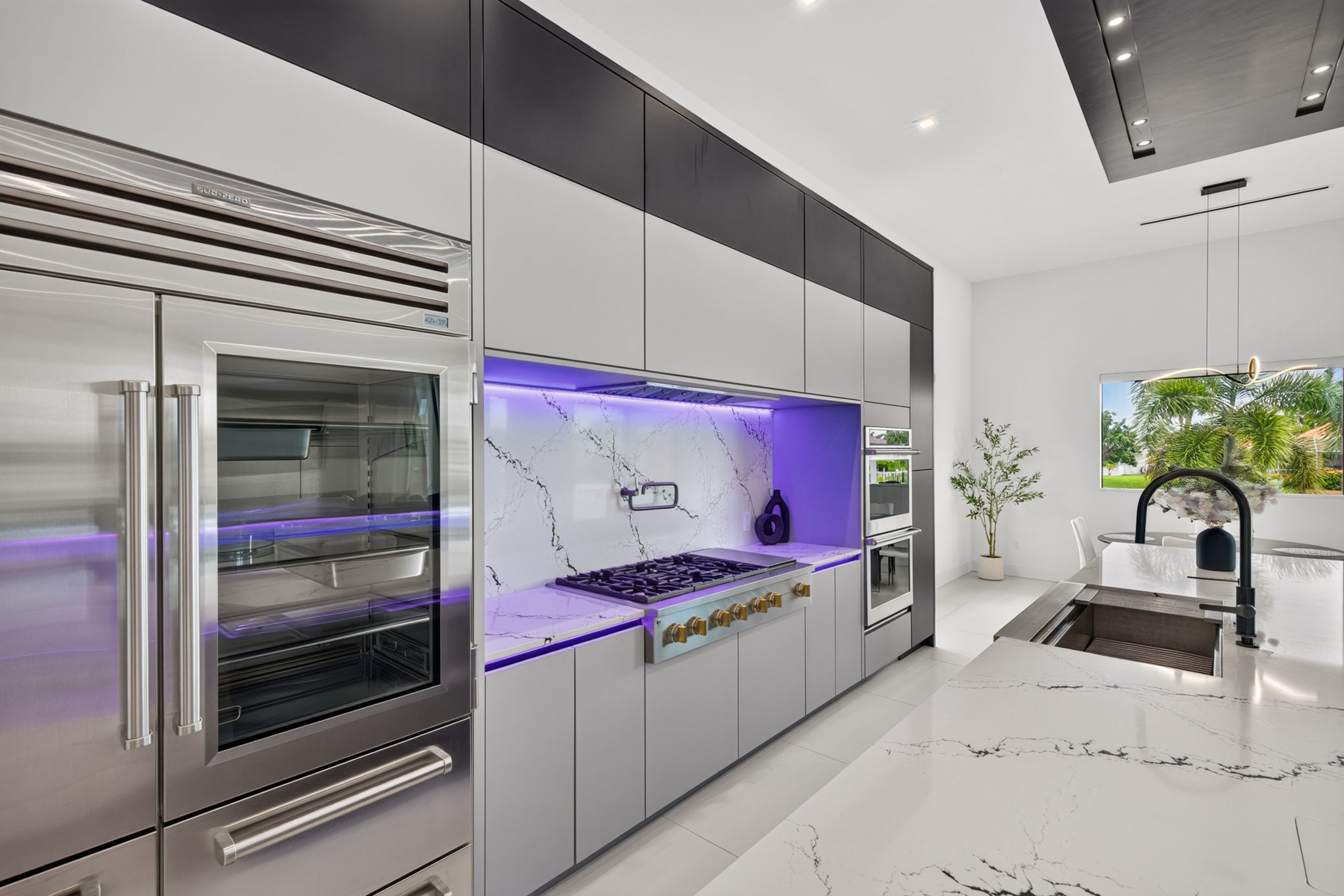 Kitchen 2 of 6