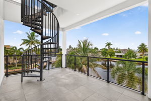 Balcony 2 of 4