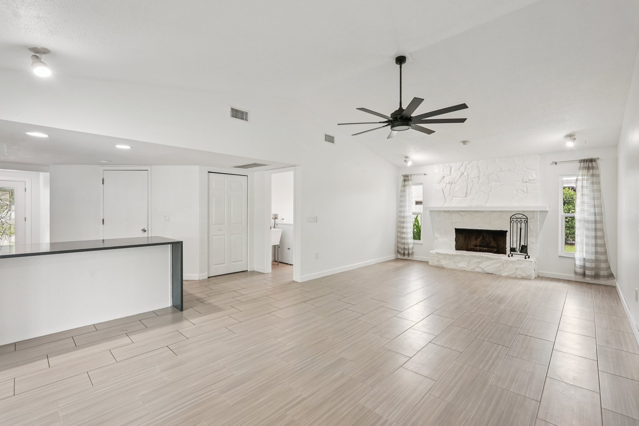 Dominica Cir-L1007-020.jpg