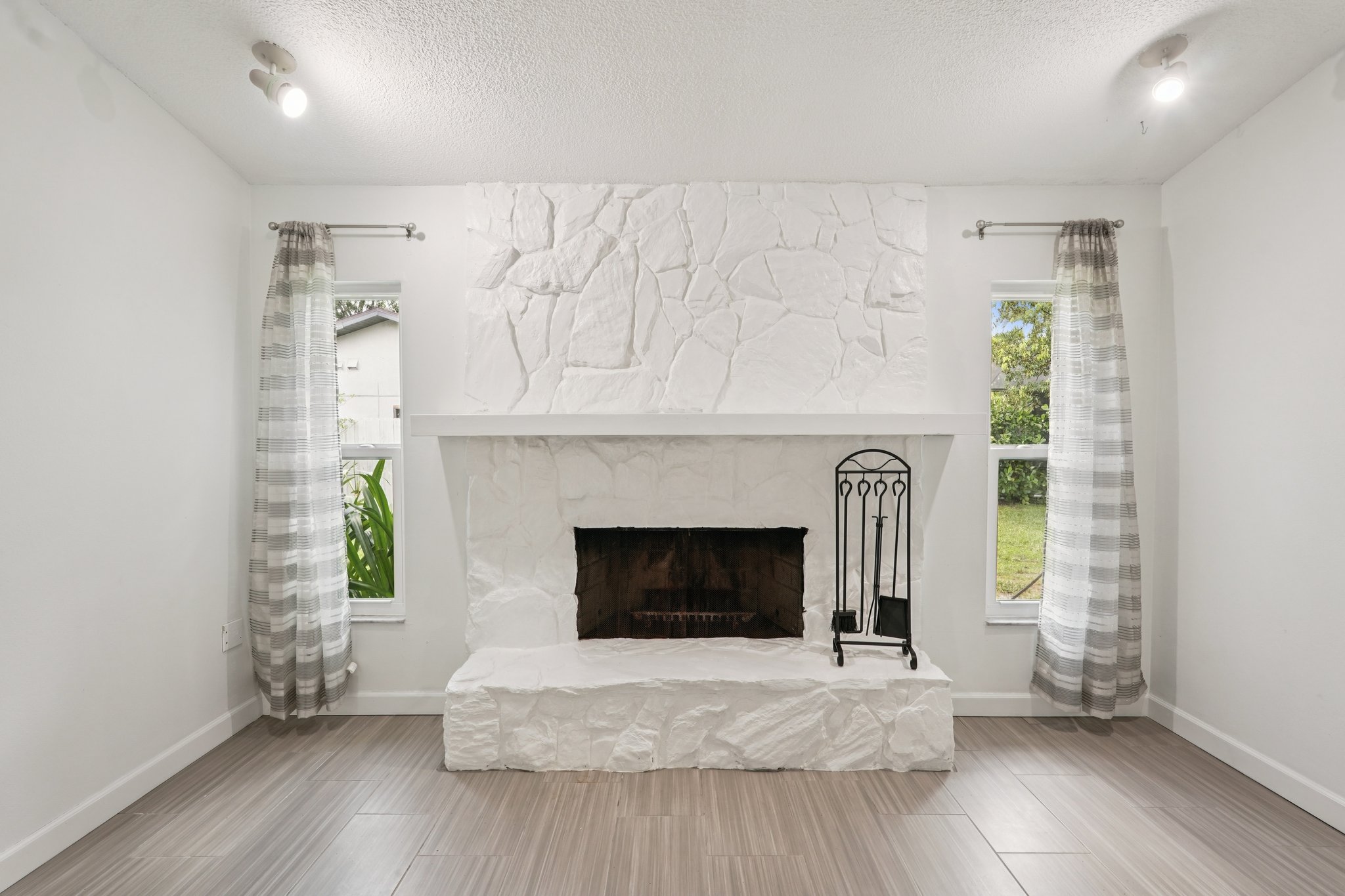 Dominica Cir-L1007-021.jpg