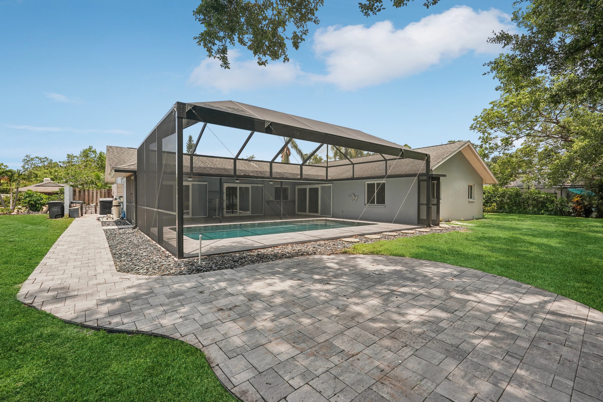 Dominica Cir-L1007-049.jpg