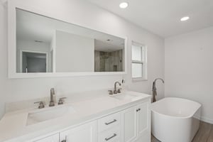 Dominica Cir-L1007-030.jpg