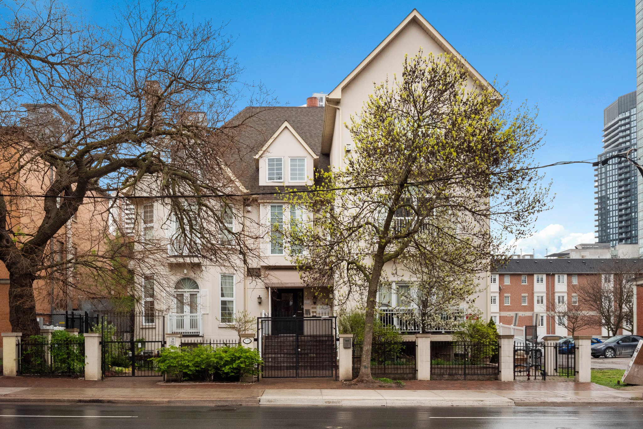 539 Jarvis St M3 Toronto, ON M4Y 2H7