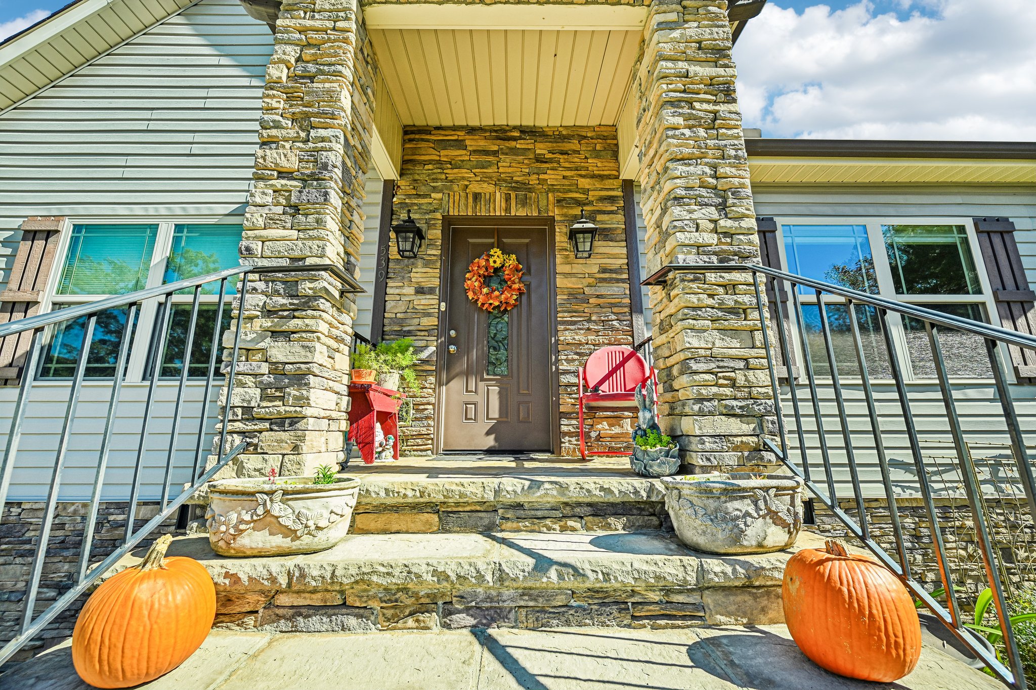 Front Porch/Entrance