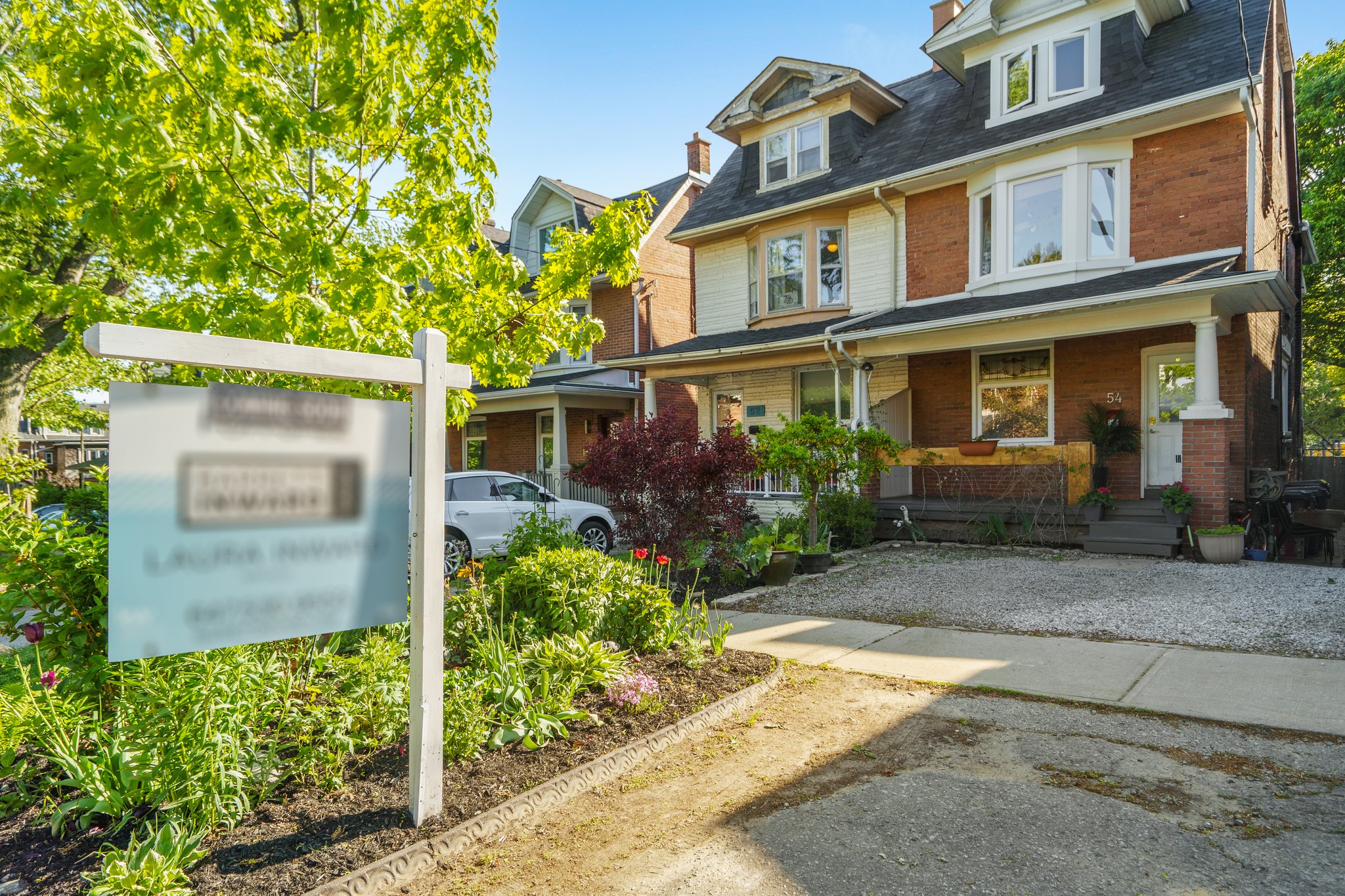 54 Brookmount Rd Toronto, ON M4L 3N2