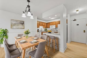 DSC01233 virtually staged.jpeg