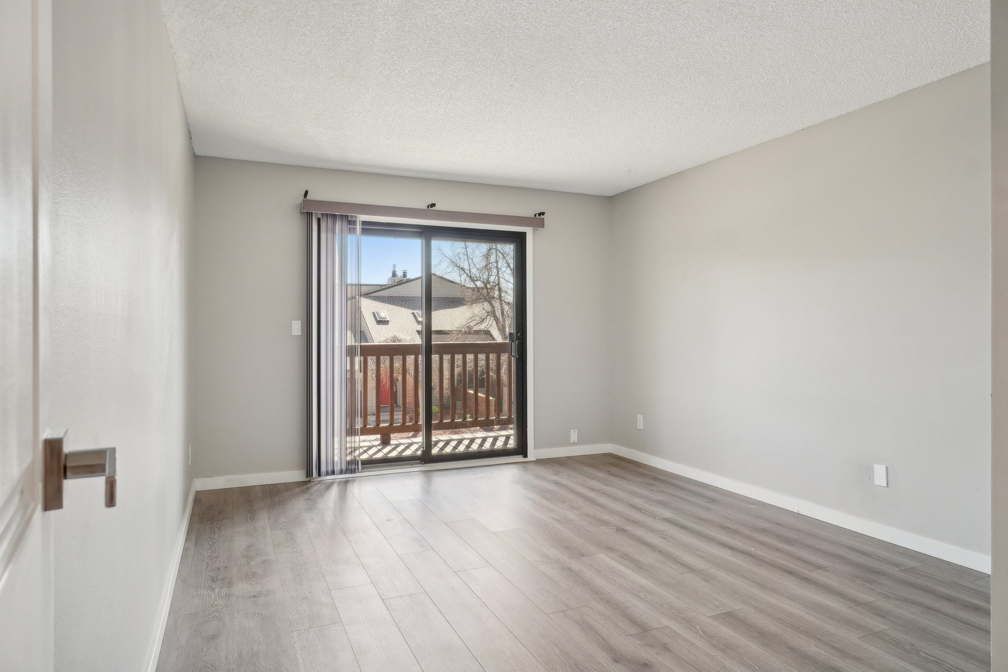 S Forest St 3 204-2704-017.jpg