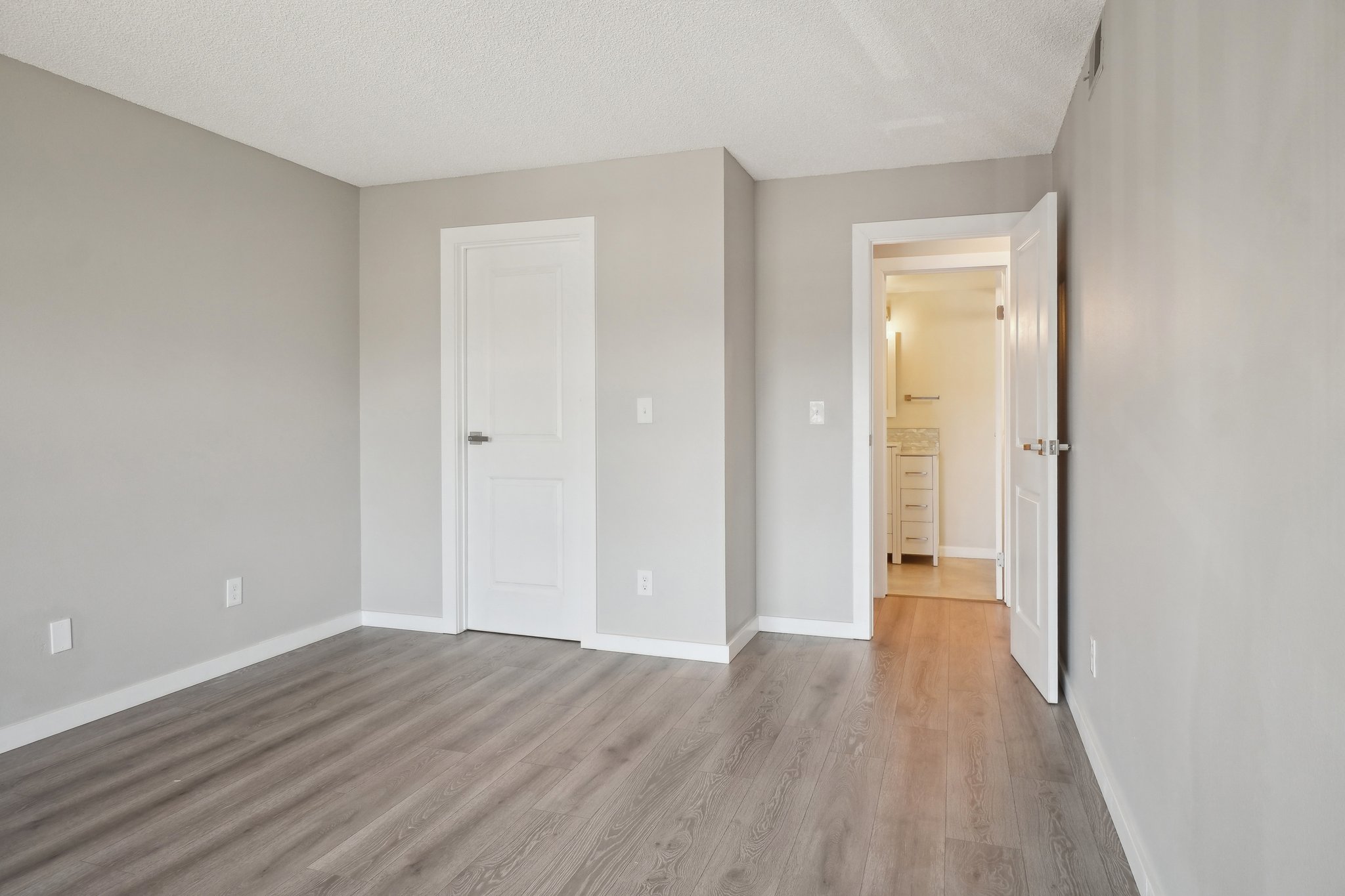 S Forest St 3 204-2704-019.jpg