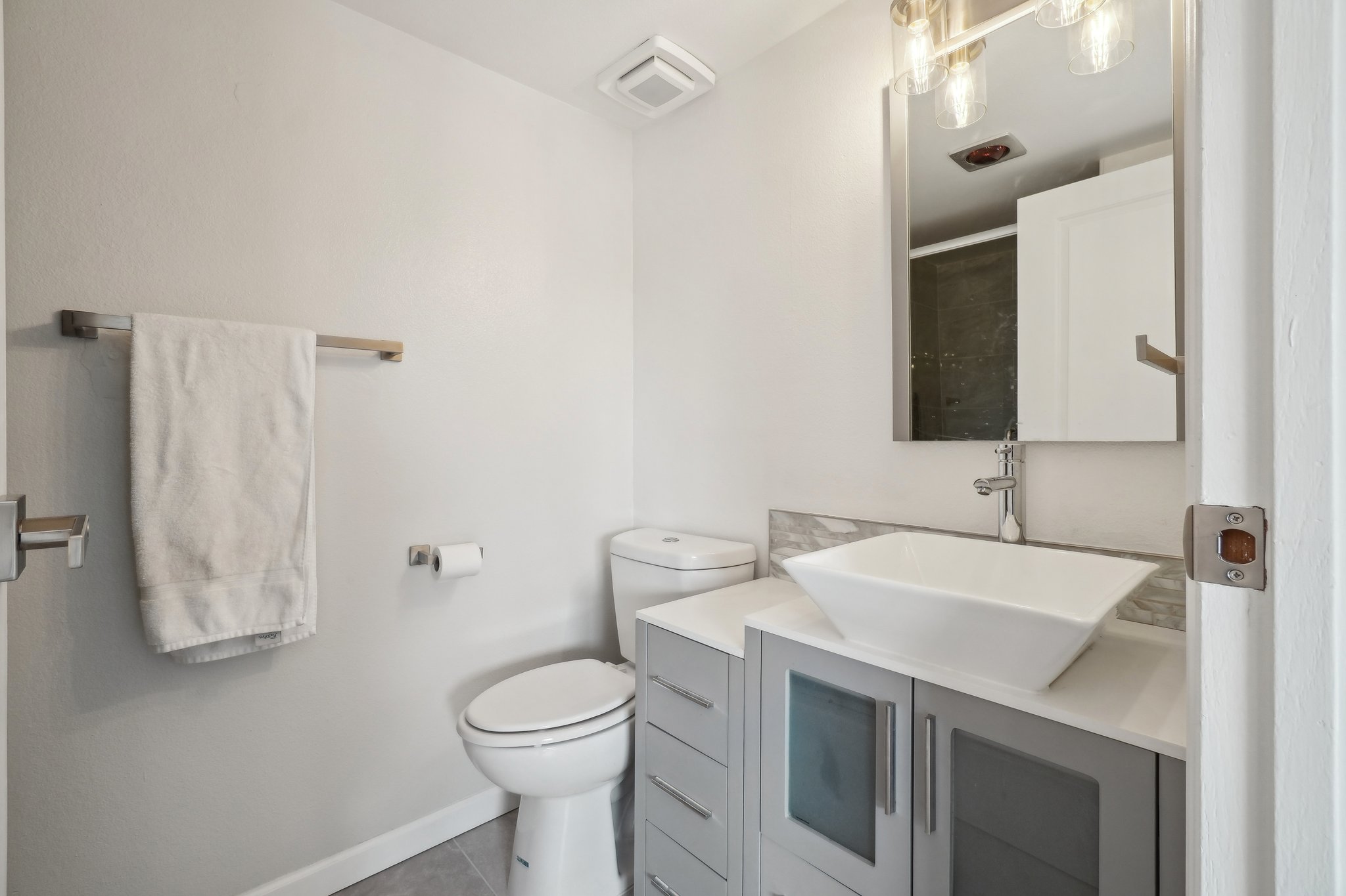S Forest St 3 204-2704-024.jpg