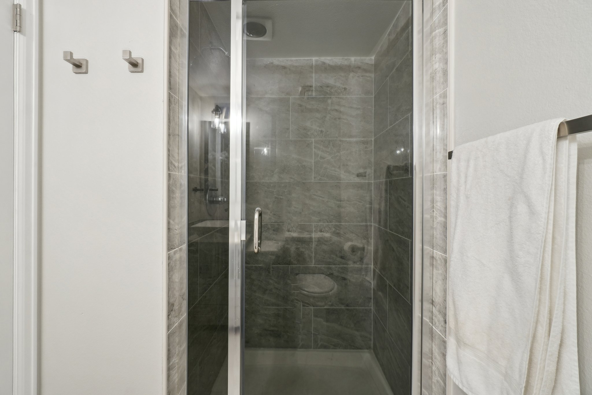 S Forest St 3 204-2704-025.jpg