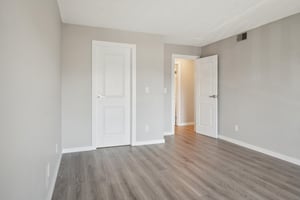 S Forest St 3 204-2704-018.jpg