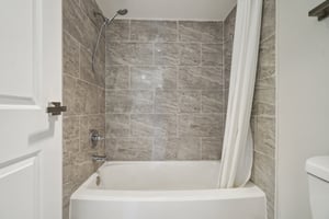 S Forest St 3 204-2704-020.jpg