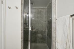 S Forest St 3 204-2704-025.jpg