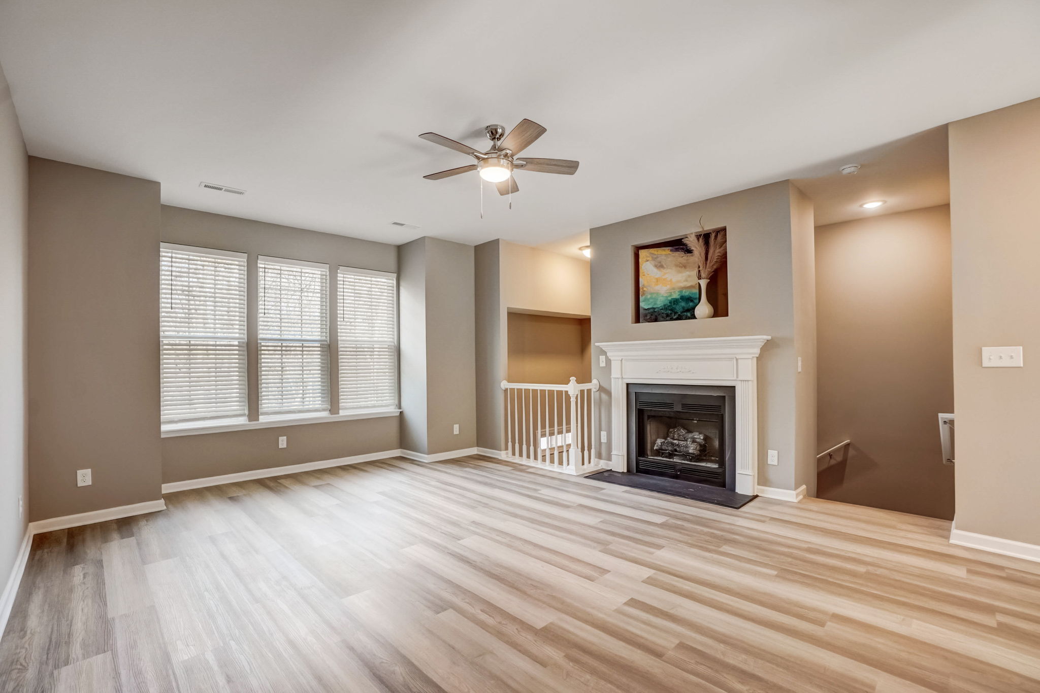 Crescentview Pkwy-007