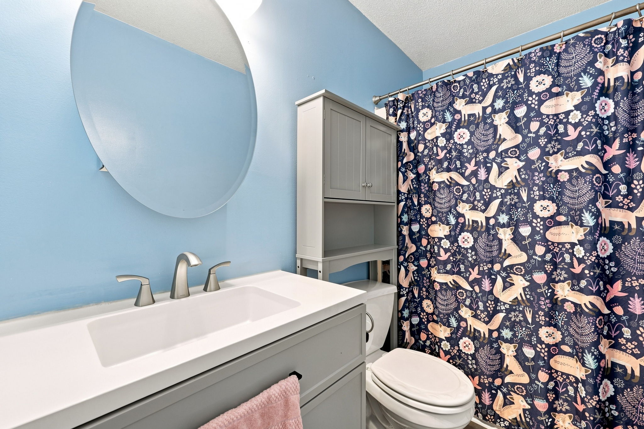 Full guest bath with tub and shower