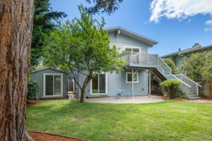Beatiful backyard with detached office/hobby room.
