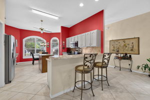 Kitchen Eat-In Breakfast Bar