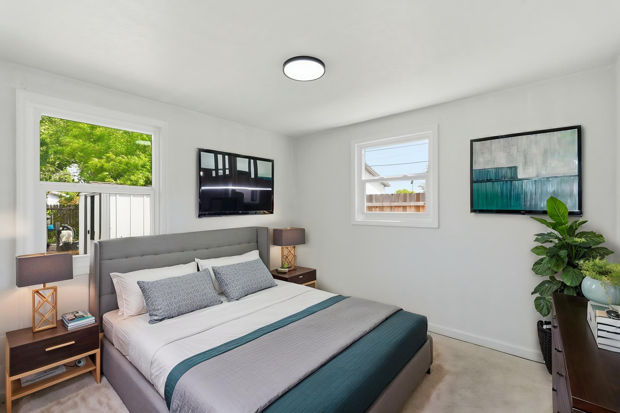 DSC06053 virtually staged.jpeg