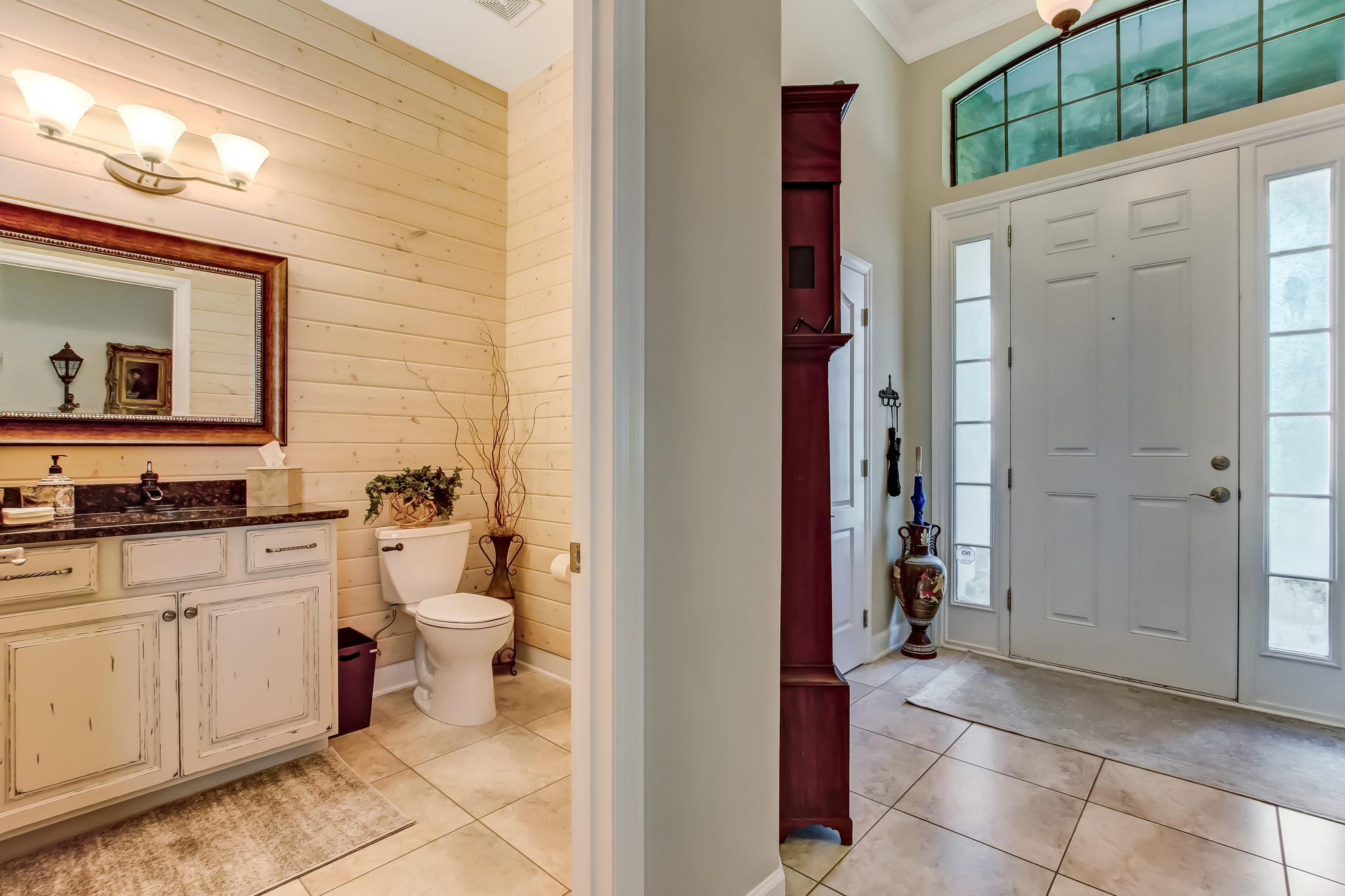 Bathroom/Foyer