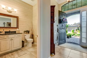 Bathroom/Foyer