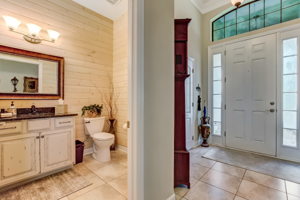 Bathroom/Foyer