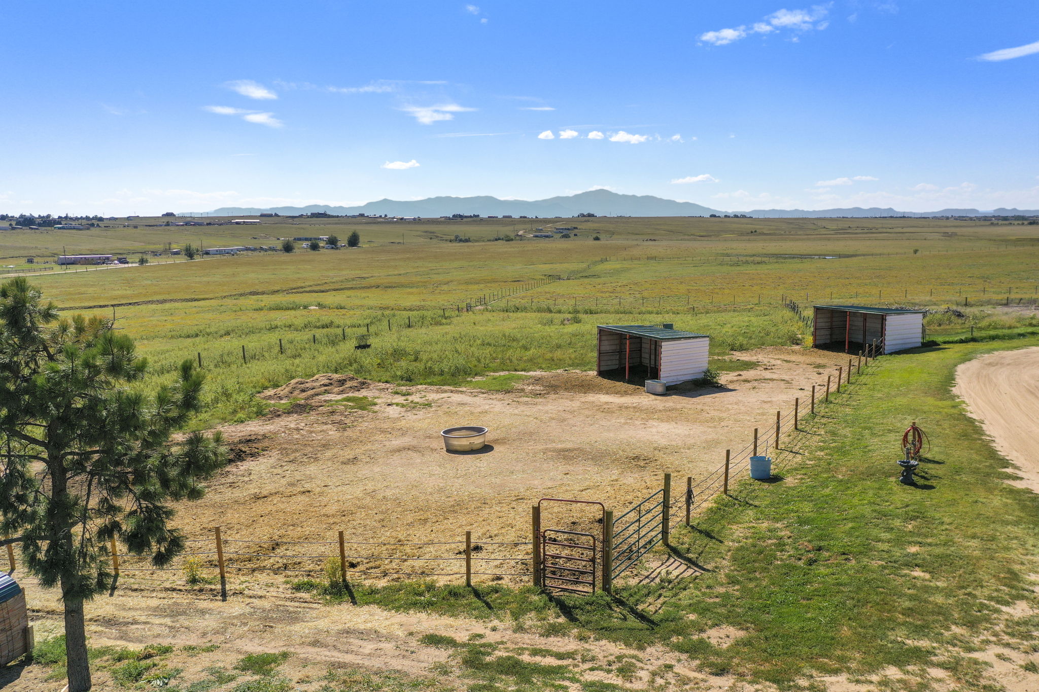 Paddock with 2 lean-to's