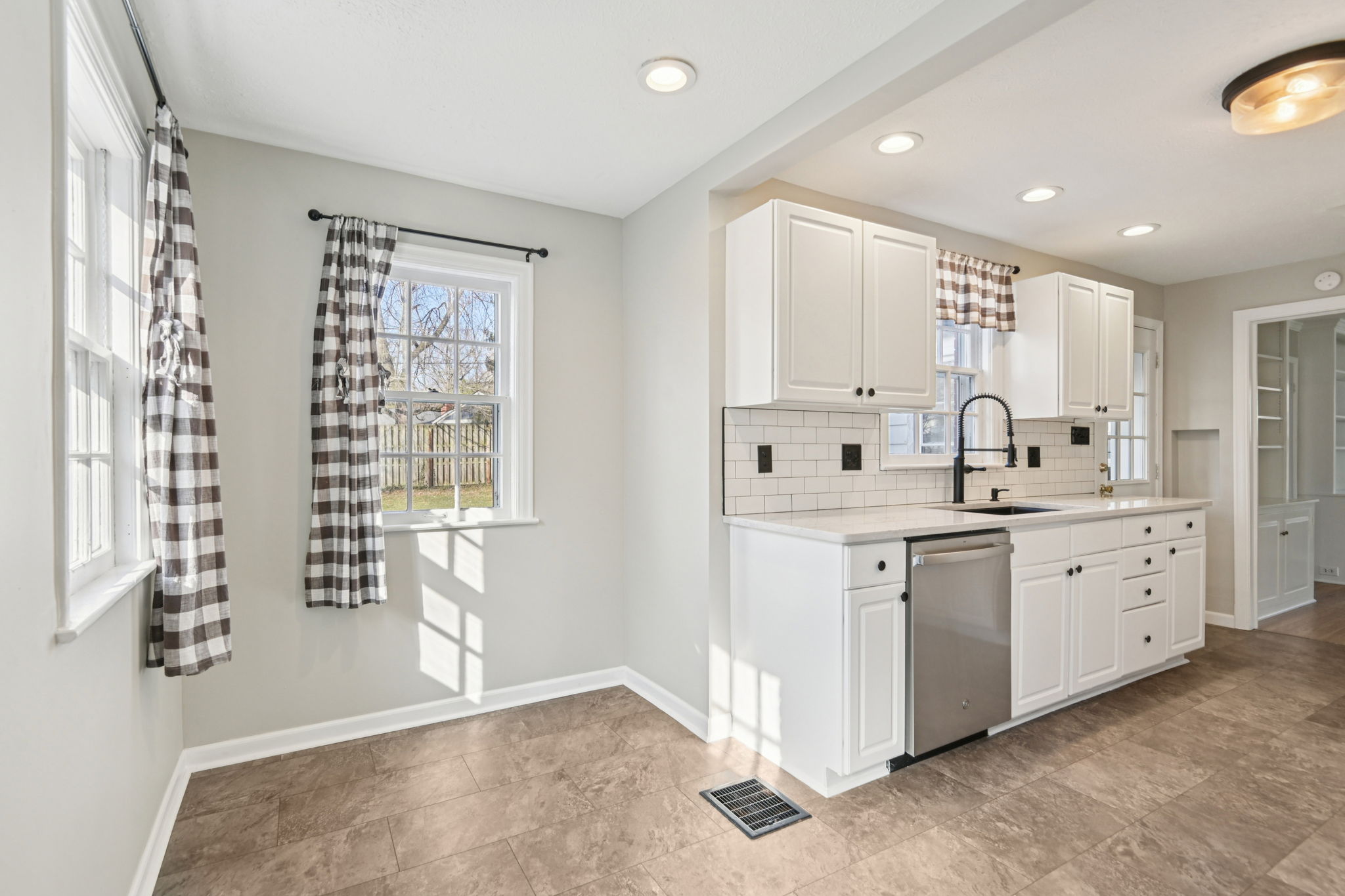 N Capitol Ave-S2502-026