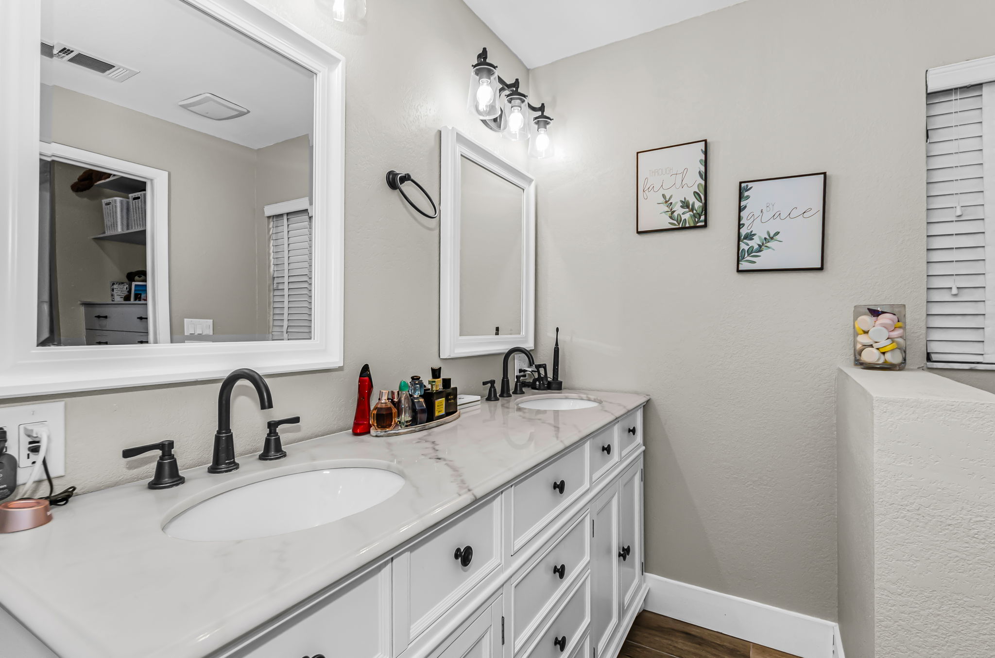 Primary Bathroom1c