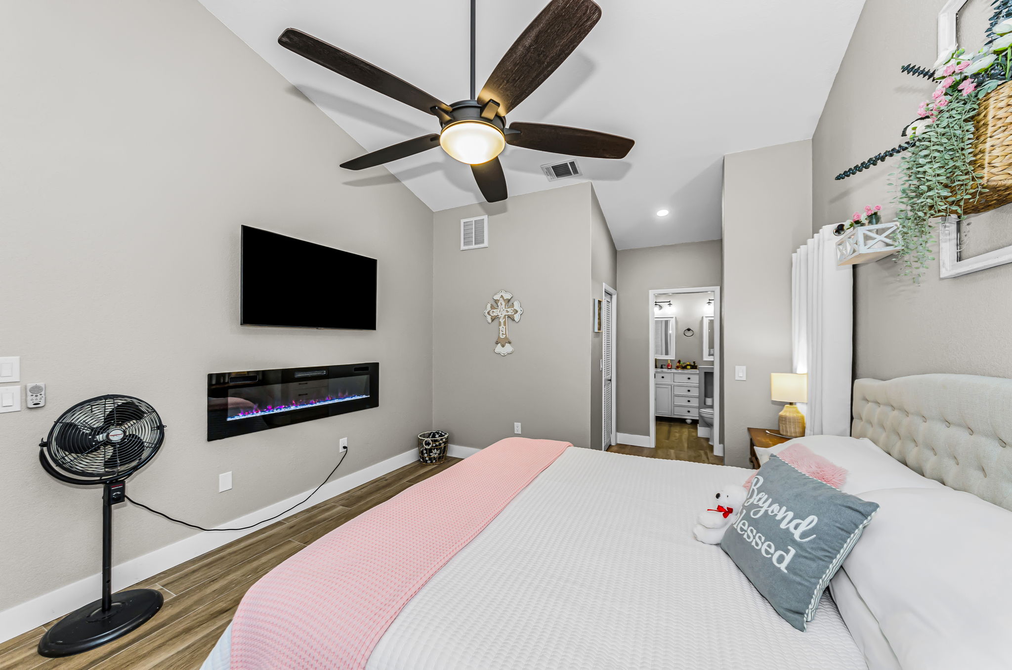 Primary Bedroom1b