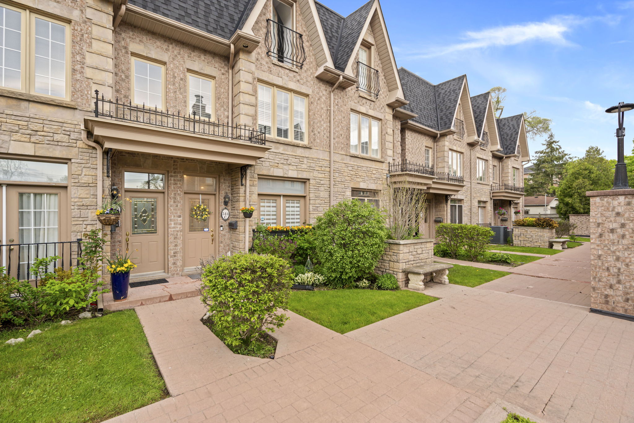 544C Scarlett Rd Toronto, ON M9P 2S2