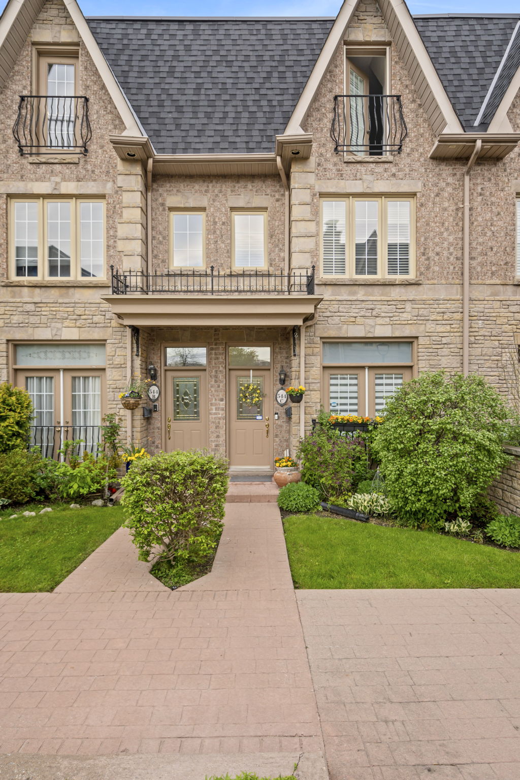 544C Scarlett Rd Toronto, ON M9P 2S2