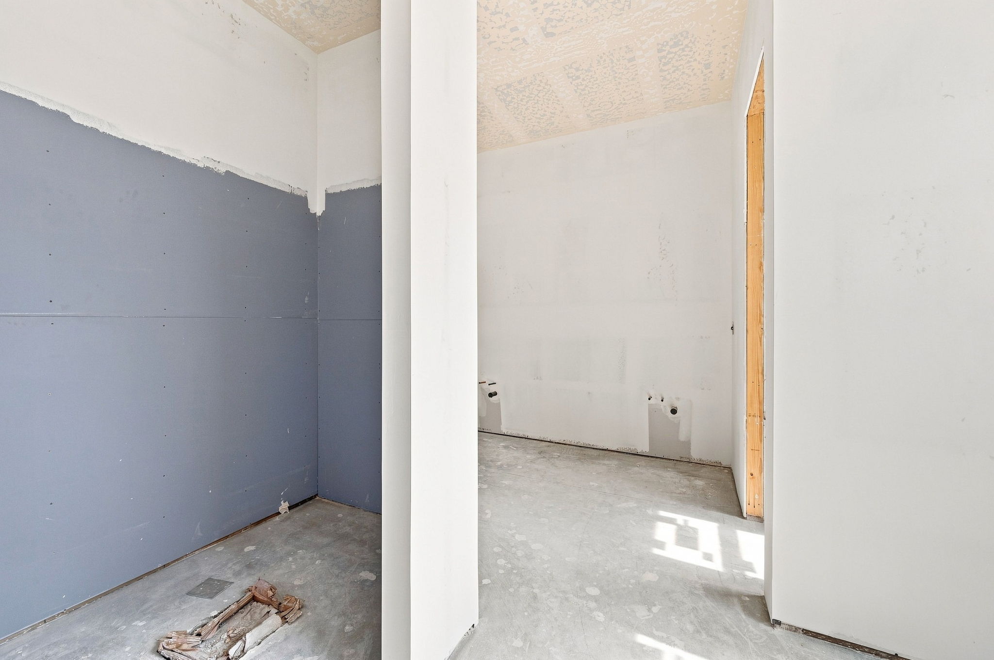 Primary Bathroom (3)