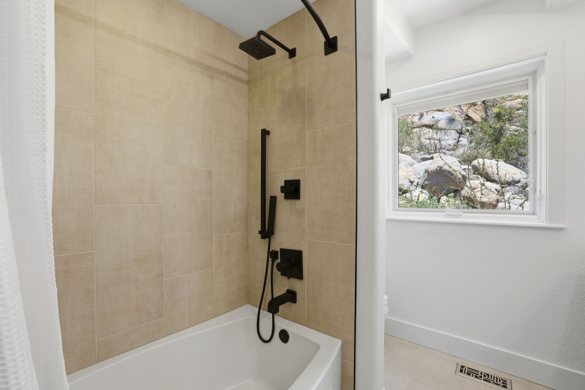 Bathroom 2 (2)