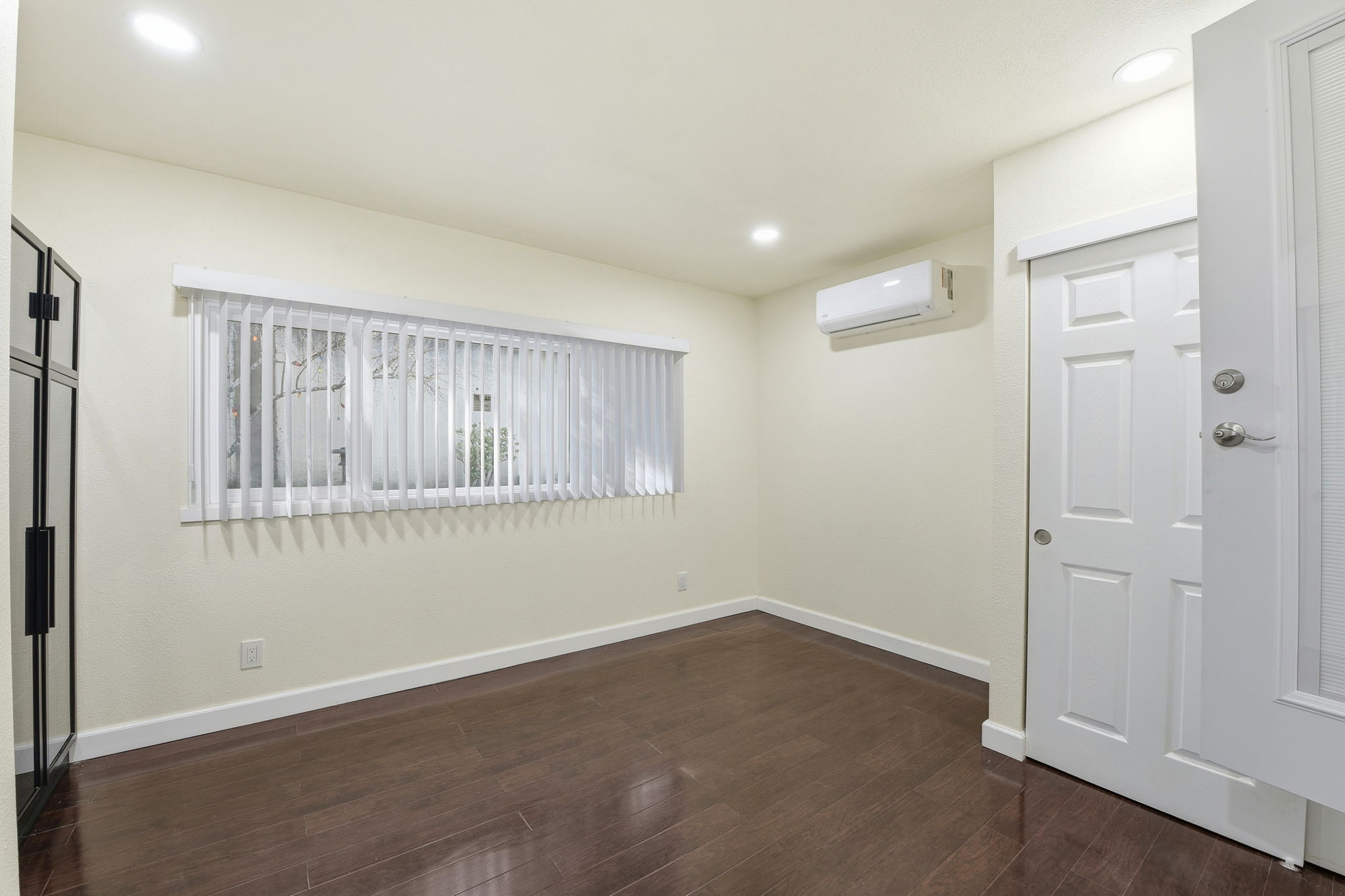 030_F8_5475 Century Park Way