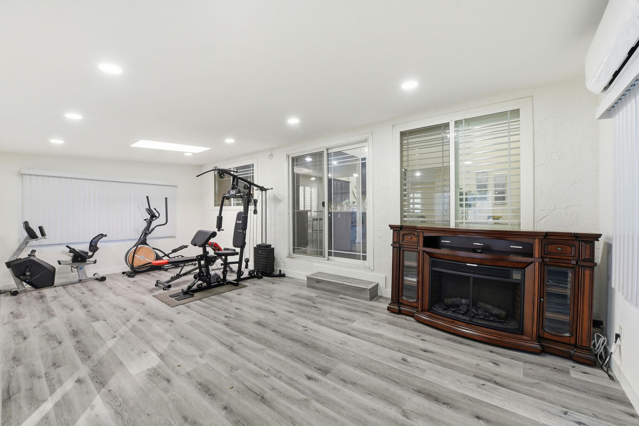 034_F8_5475 Century Park Way