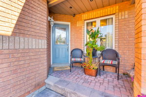 Front Porch/Entrance