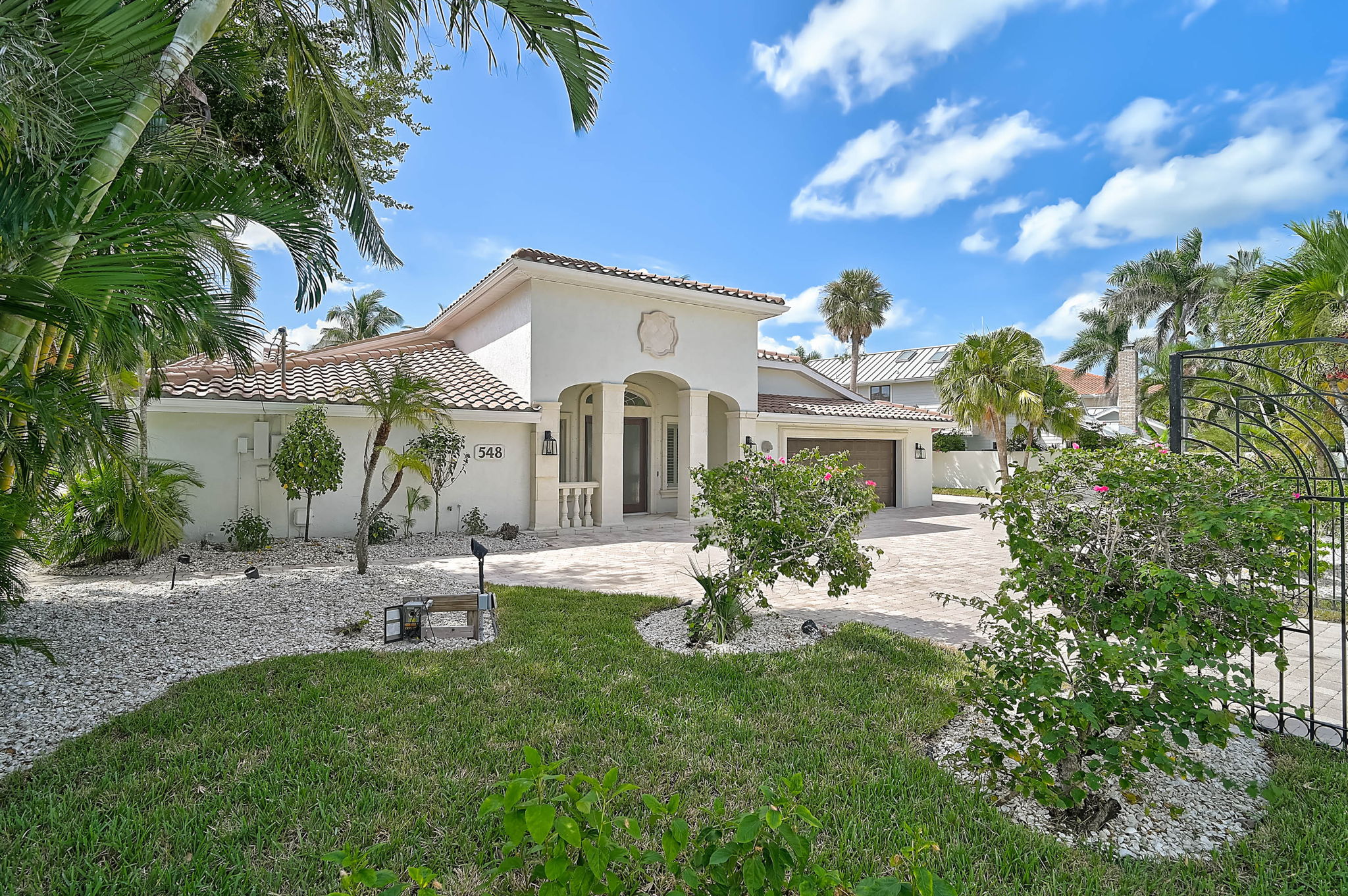 548 Siesta Dr-2
