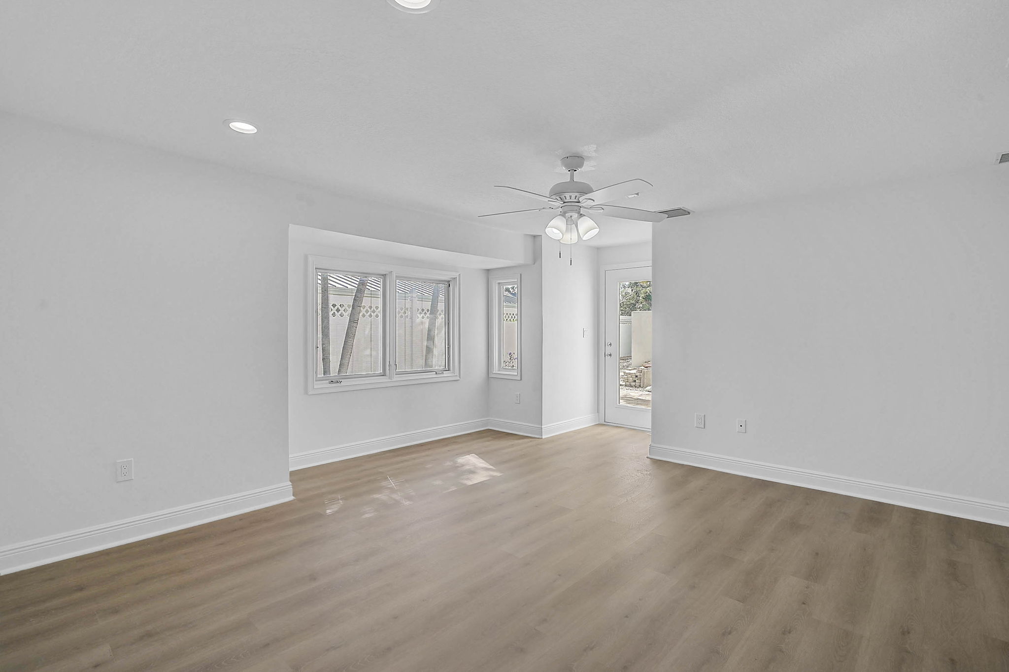 548 Siesta Dr-13