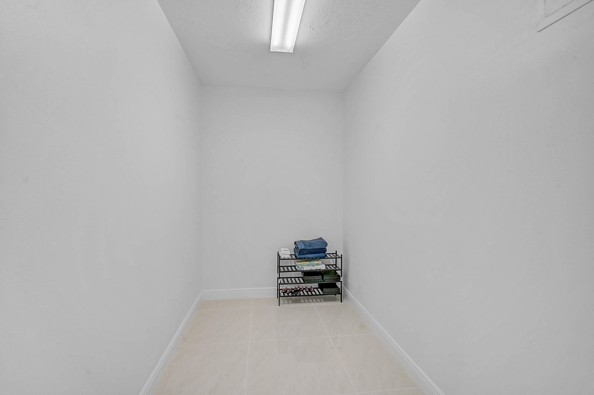 548 Siesta Dr-26