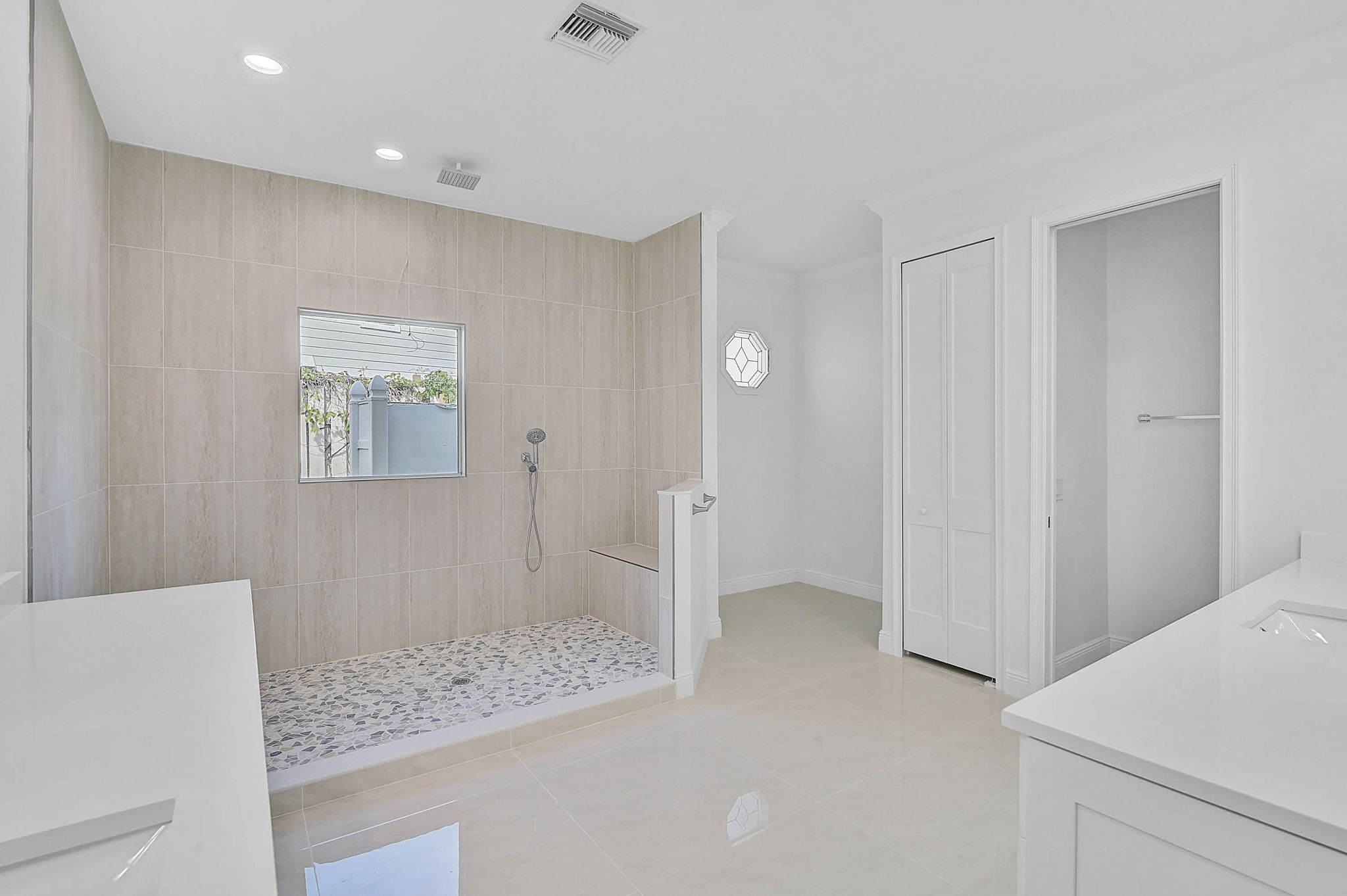 548 Siesta Dr-28