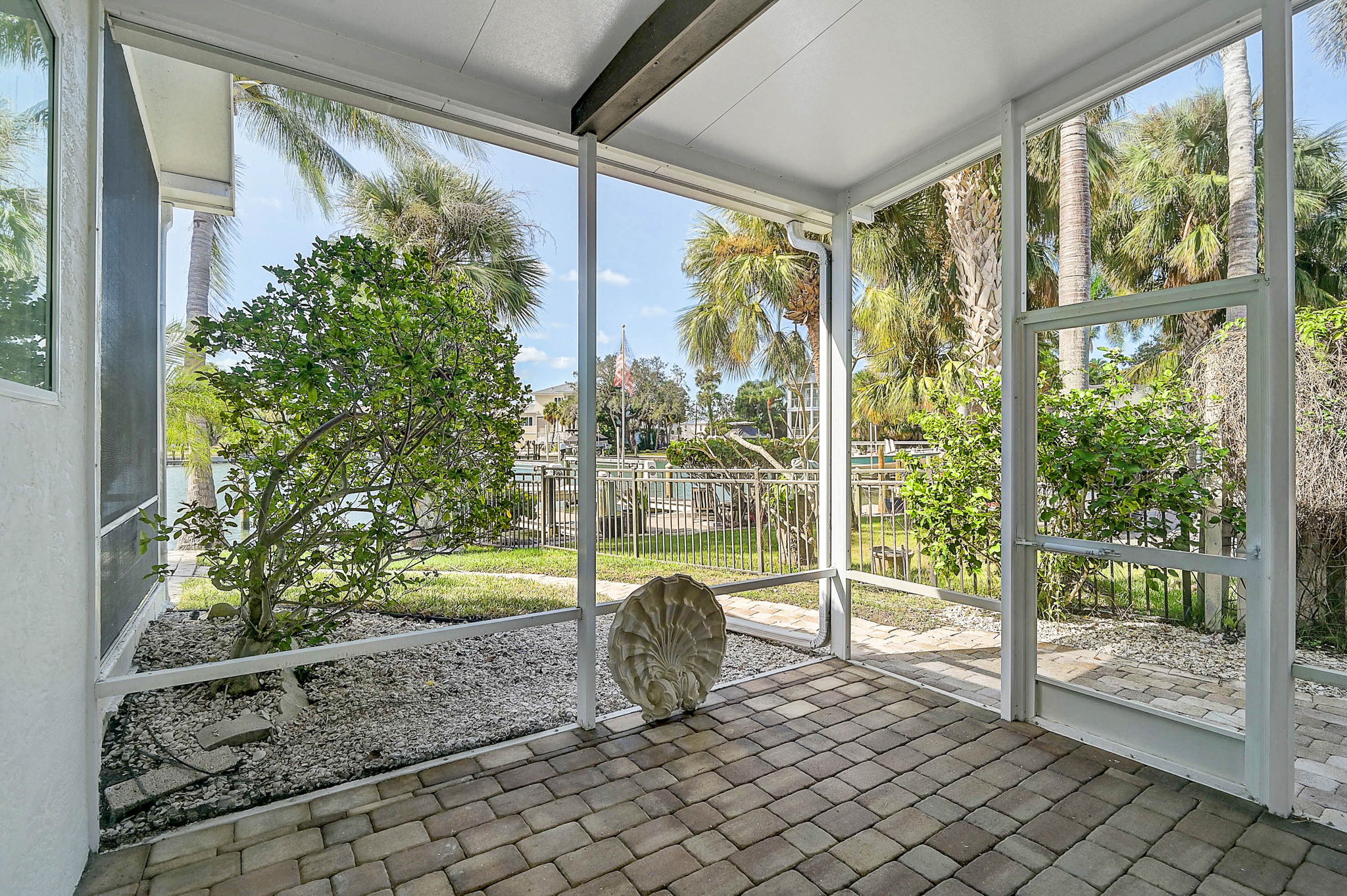 548 Siesta Dr-35