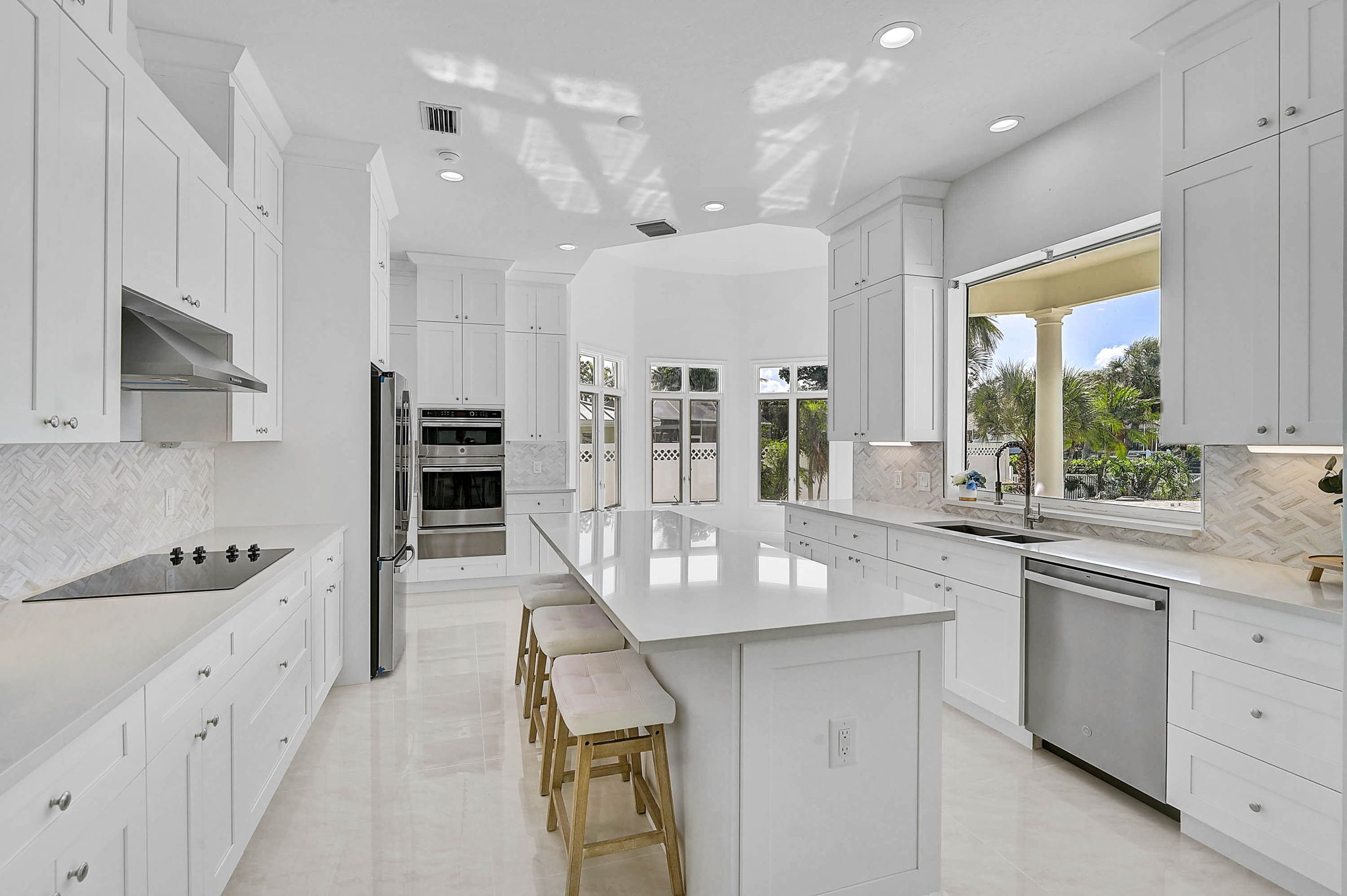 548 Siesta Dr-40