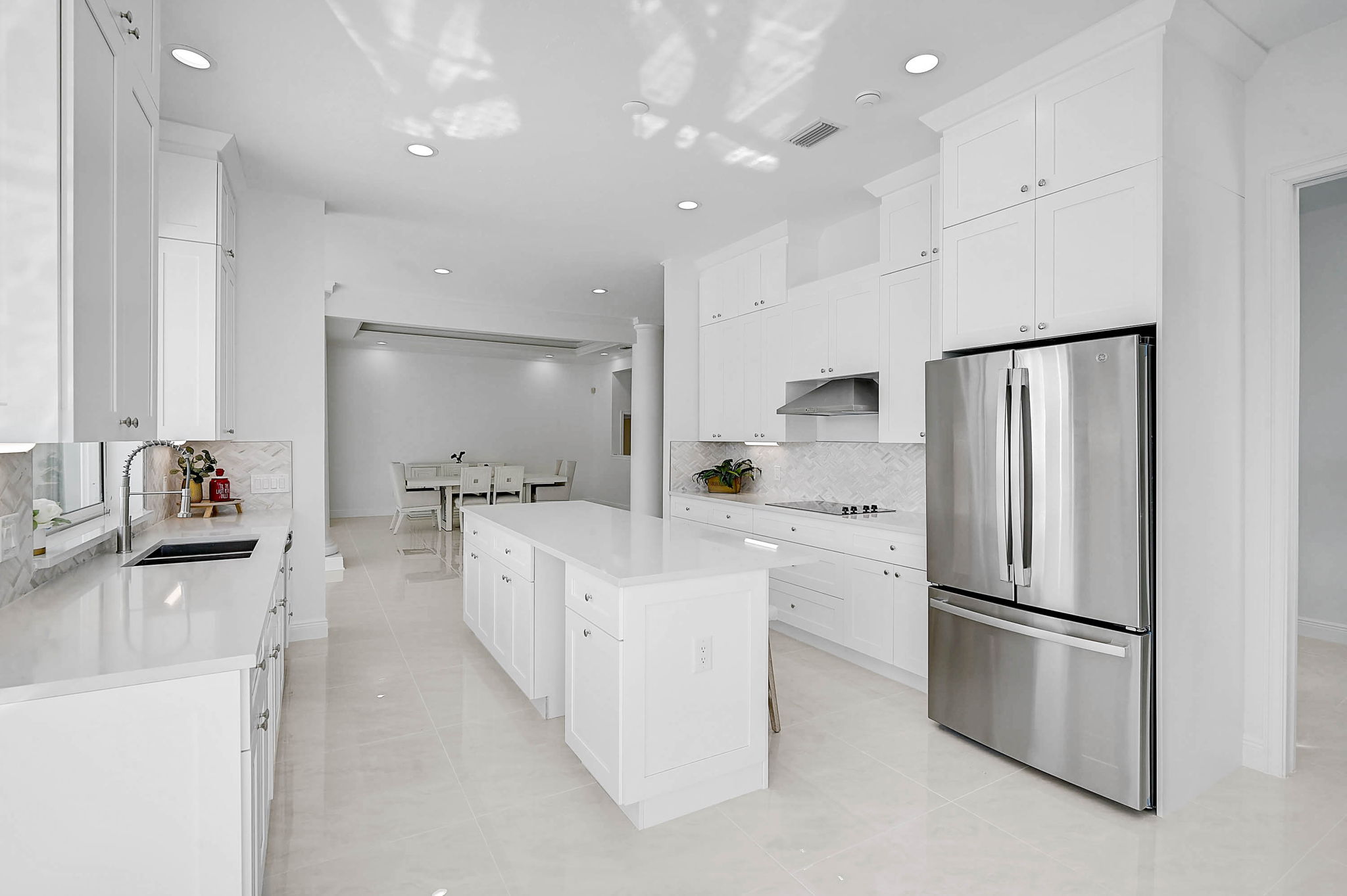 548 Siesta Dr-43
