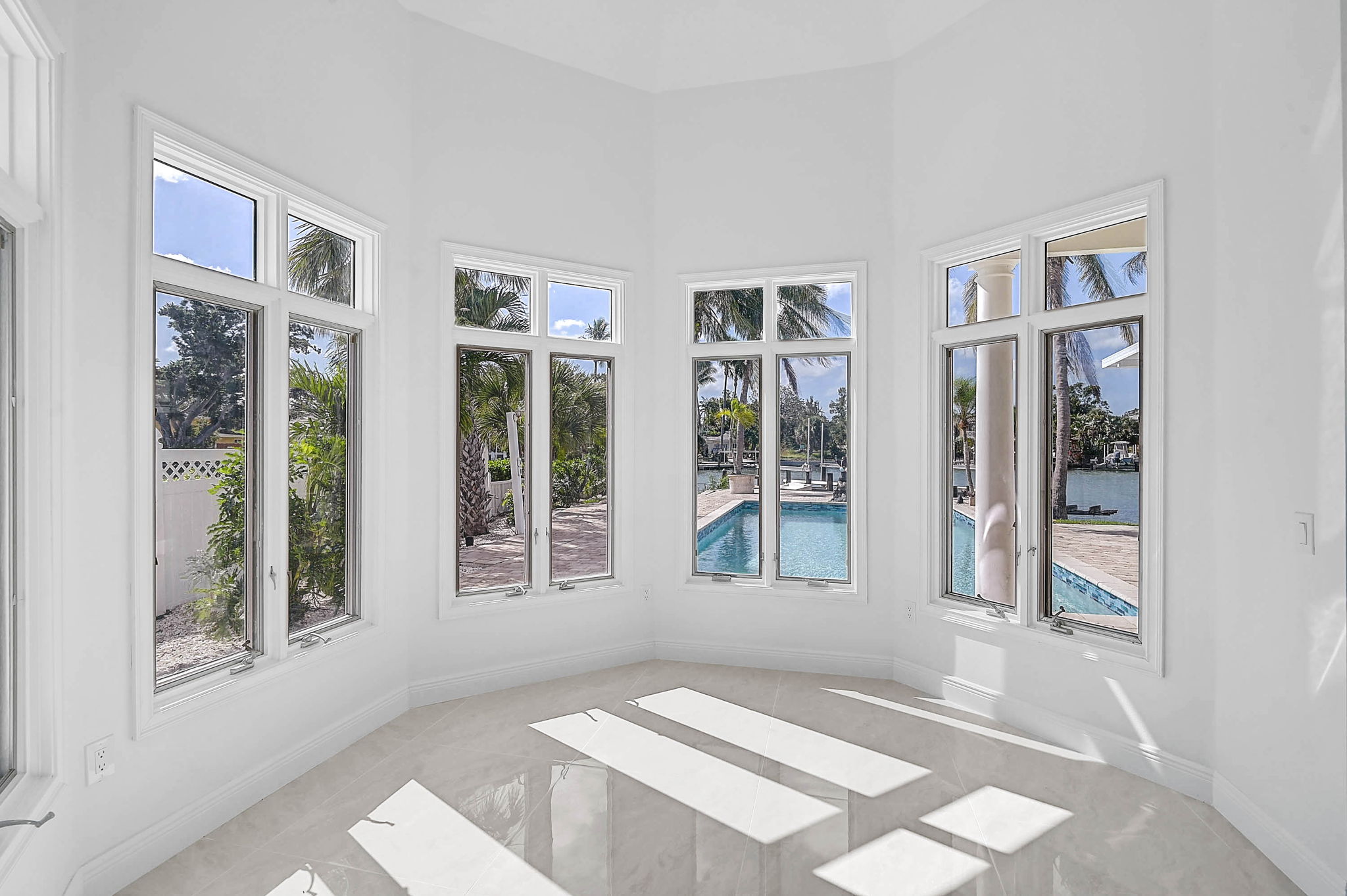 548 Siesta Dr-47