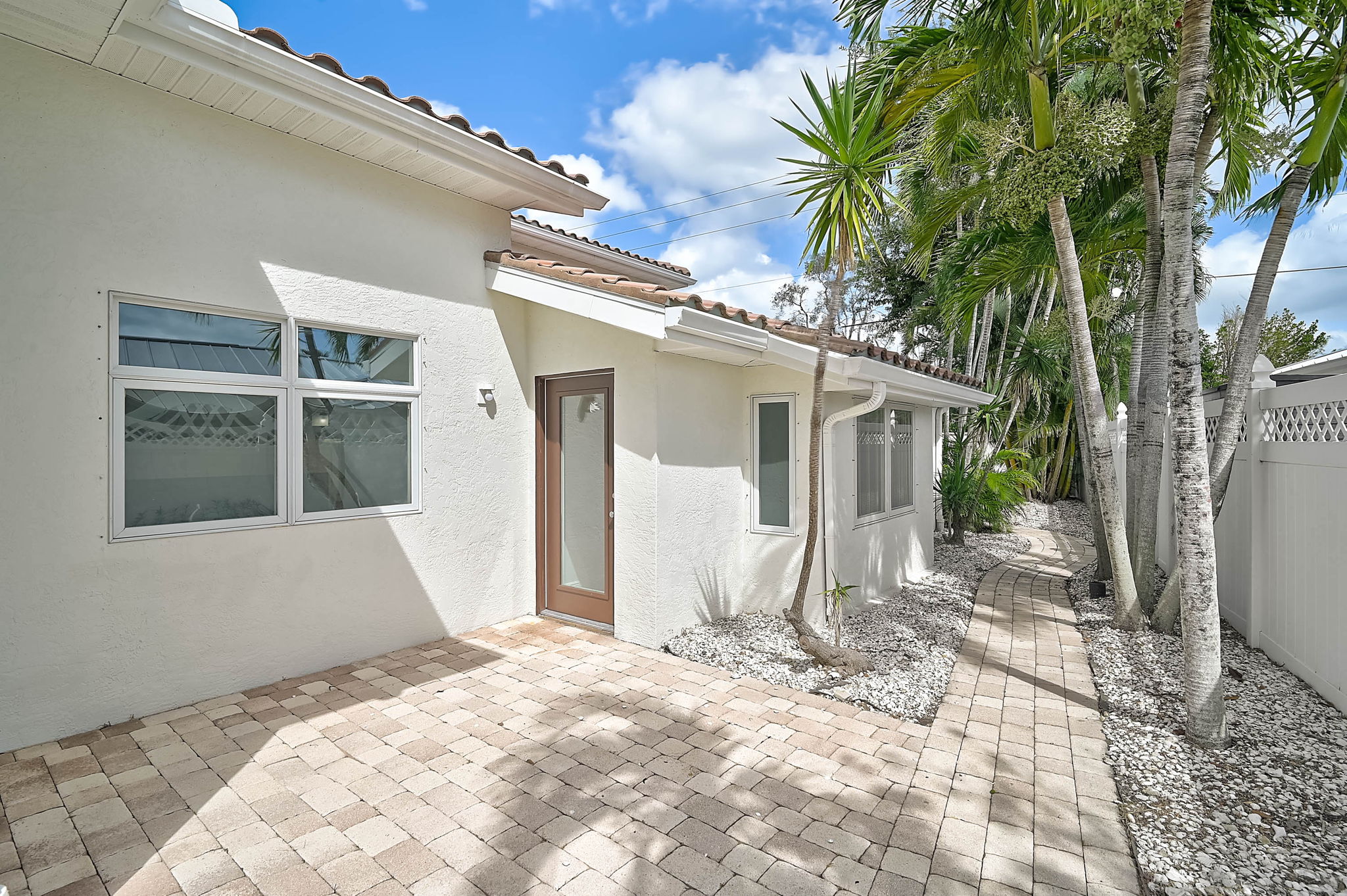 548 Siesta Dr-59