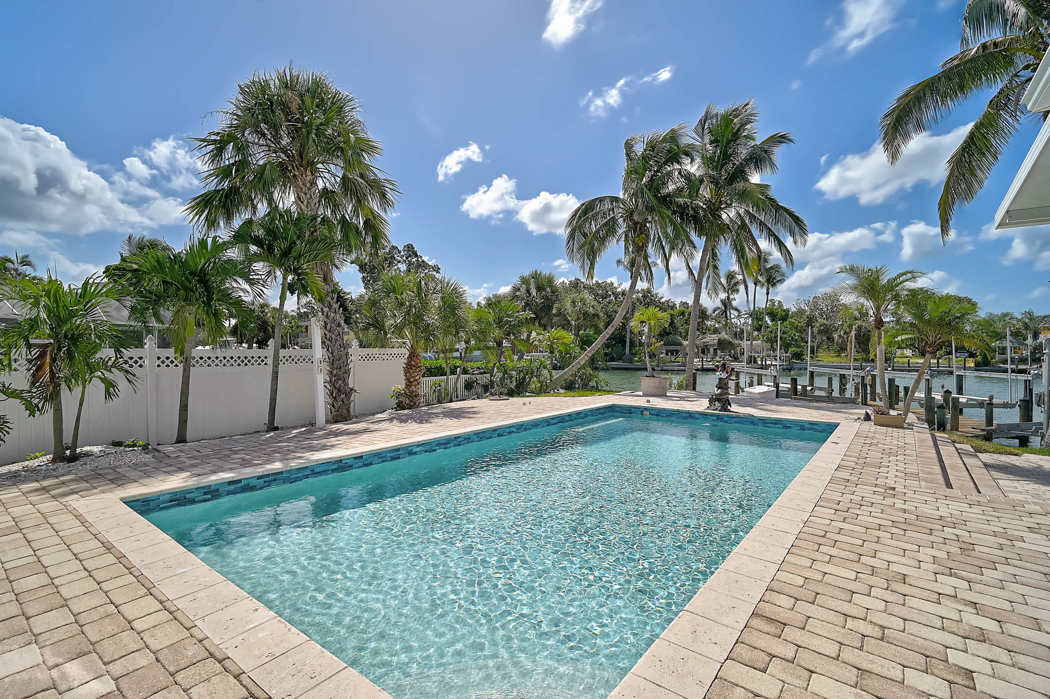 548 Siesta Dr-60