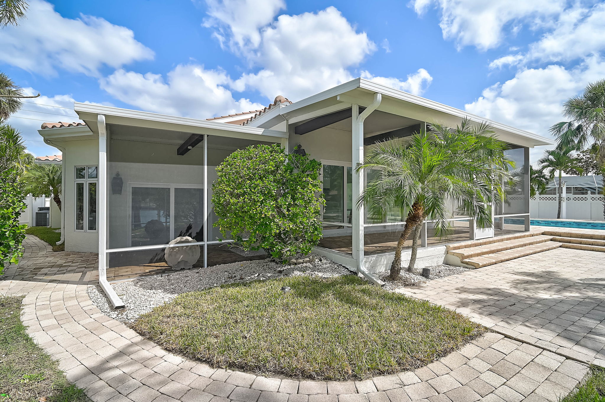 548 Siesta Dr-69