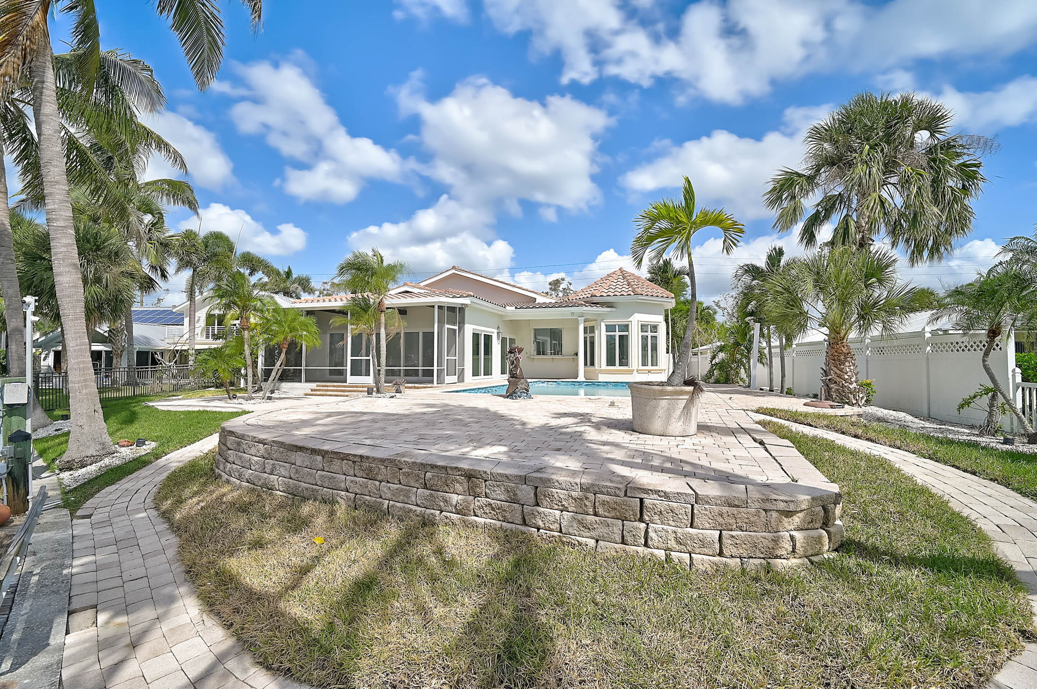 548 Siesta Dr-76